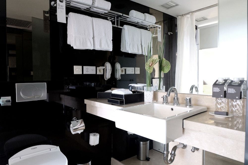 Pullman Jakarta Indonesia Superior Room, 1 Queen Bed 6