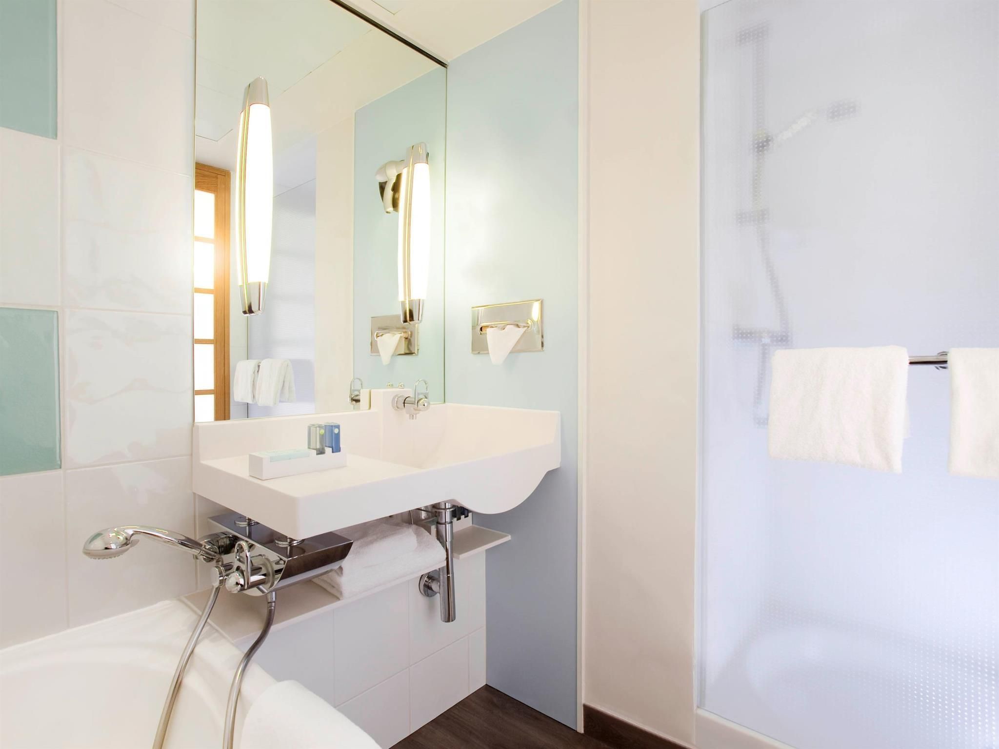 Novotel Paris Centre Tour Eiffel Classic room with 1 queen bed 3