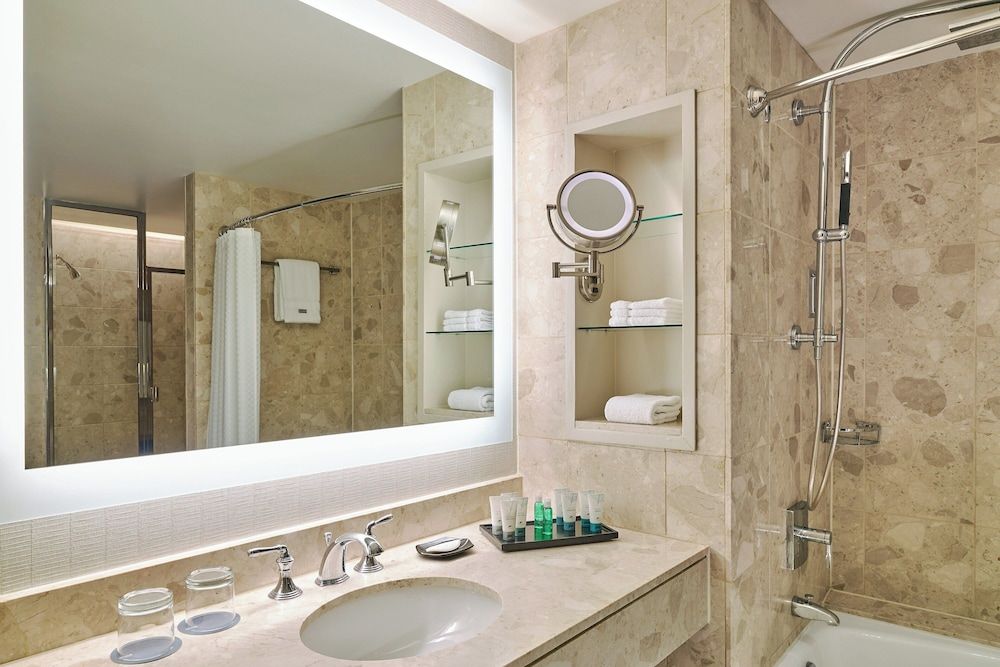 The Westin Chicago River North Traditional Room, 1 King Bed (Hearing Accessible) 6