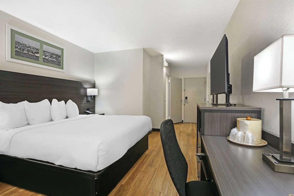 Standard Room, 1 King Bed, Accessible, Bathtub