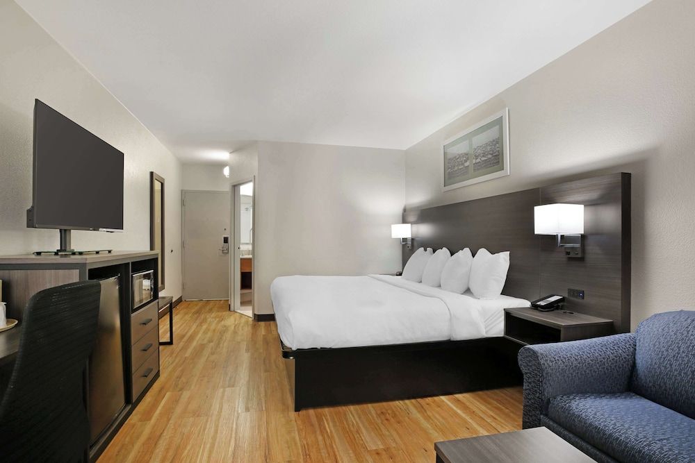 Suite, 1 King Bed, Non Smoking, Kitchenette (with Sofabed)