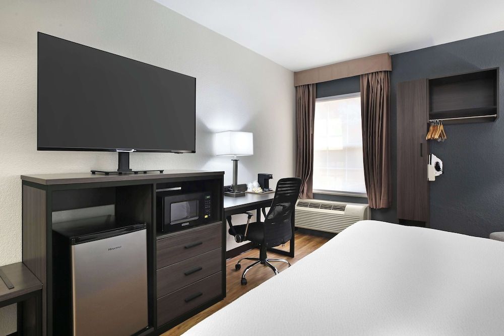 Standard Room, 1 King Bed, Accessible, Bathtub