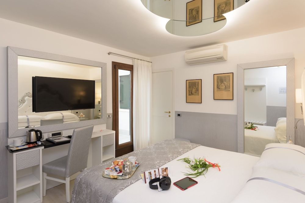 Unahotels Ala Venezia - Adults Only Deluxe Room View, with double bed or 2 single beds 21