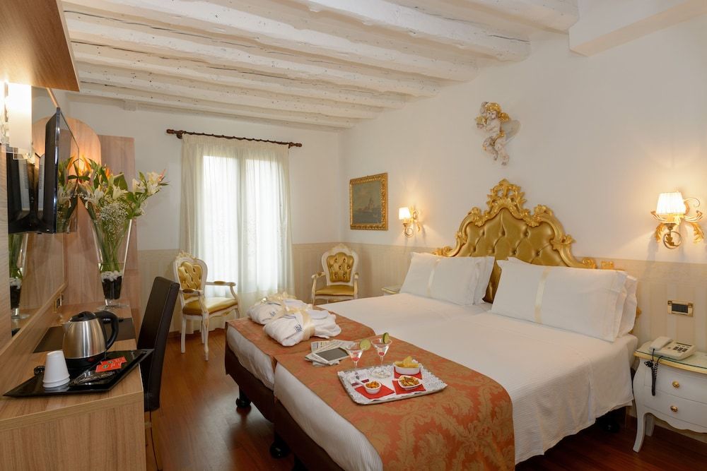 Unahotels Ala Venezia - Adults Only Deluxe Room View, with double bed or 2 single beds 20