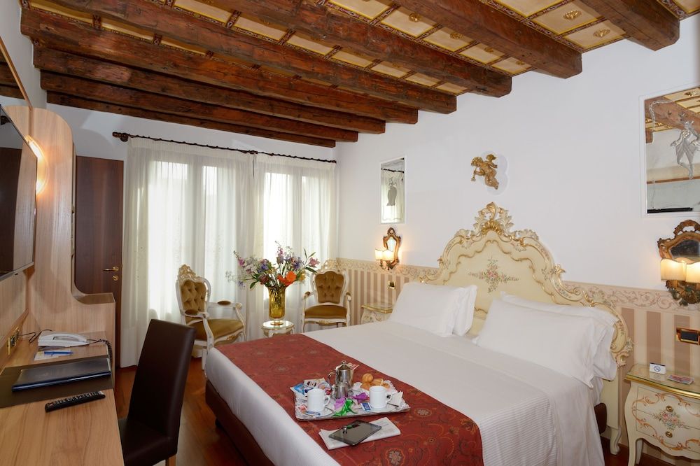 Unahotels Ala Venezia - Adults Only Deluxe Room View, with double bed or 2 single beds 16