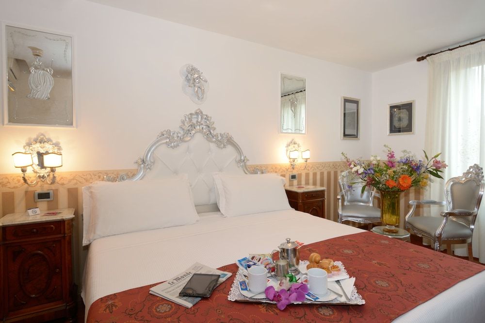 Unahotels Ala Venezia - Adults Only Deluxe Room View, with double bed or 2 single beds 32