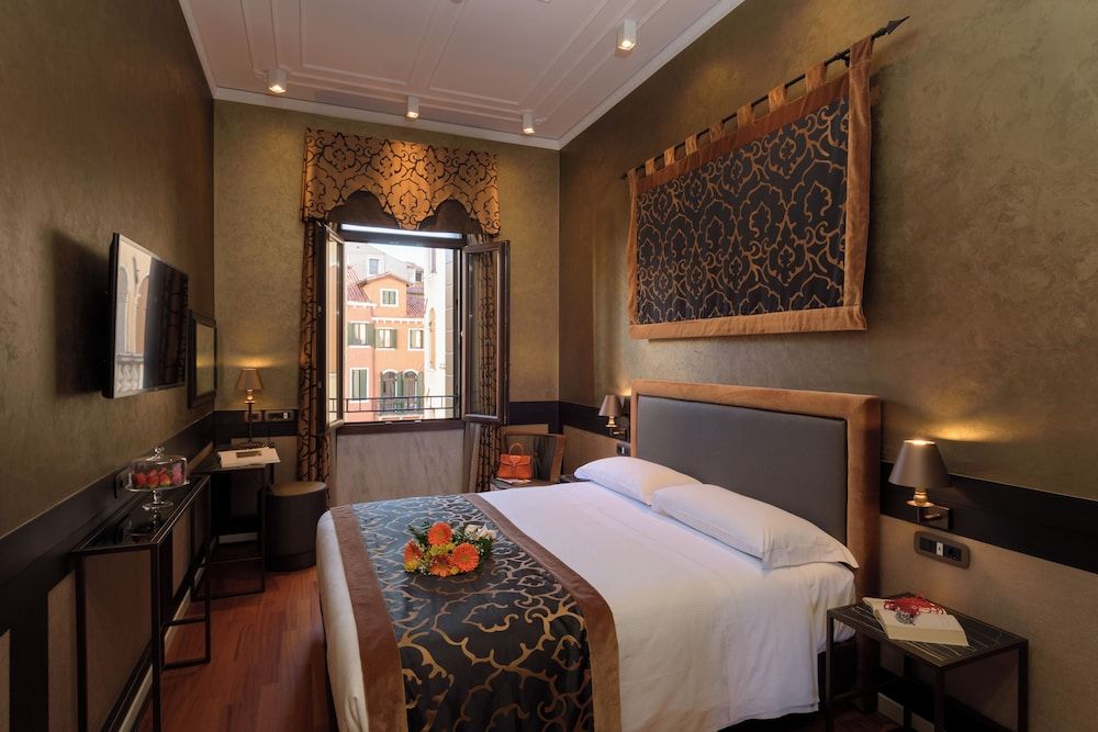 Unahotels Ala Venezia - Adults Only Deluxe Room View, with double bed or 2 single beds 27