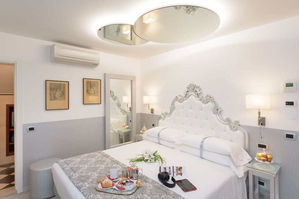 Unahotels Ala Venezia - Adults Only Deluxe Room View, with double bed or 2 single beds 33