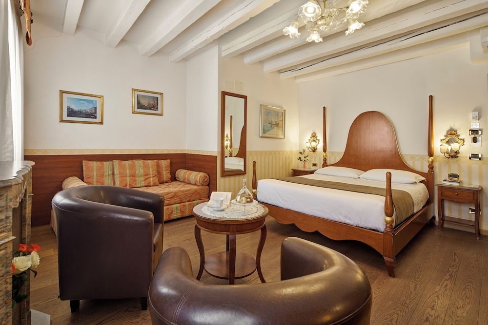 Unahotels Ala Venezia - Adults Only Deluxe Room View, with double bed or 2 single beds 5