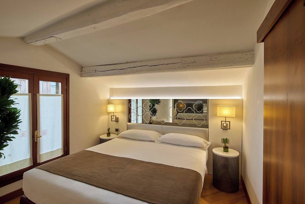 Unahotels Ala Venezia - Adults Only Deluxe Room View, with double bed or 2 single beds 10
