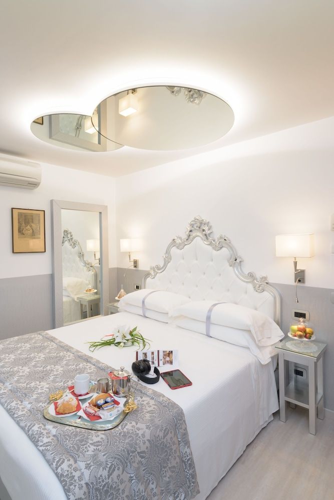 Unahotels Ala Venezia - Adults Only Deluxe Room View, with double bed or 2 single beds 34