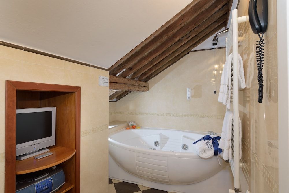 Unahotels Ala Venezia - Adults Only Deluxe Room View, with double bed or 2 single beds 37