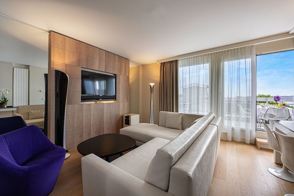 undefined Hotel N'vY 10