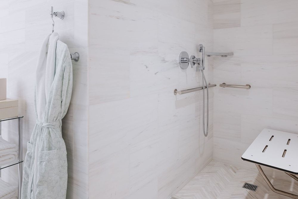 Regent Santa Monica Beach Suite, 1 Bedroom, Mobility Accessible, City View (Accessible Shower) 3