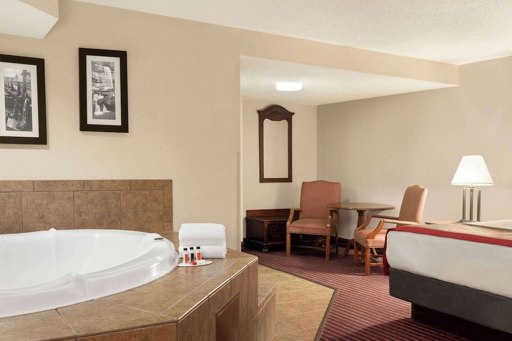Deluxe Studio Suite, 1 King Bed, Non Smoking