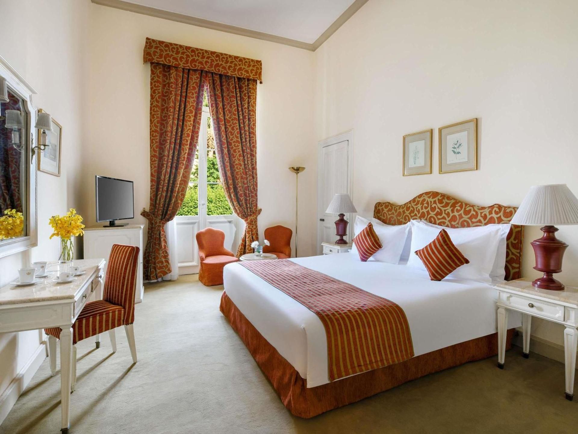 Superior King Room with View