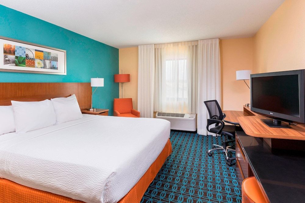 Room, 1 King Bed (Mobility/Hearing Access, Roll-In Shwr)