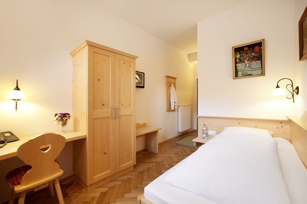 undefined Hahn Hotel 2