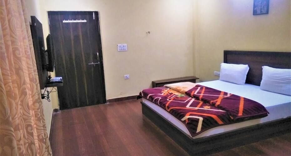 Chitrakoot Garden and Resorts Sweet Cottage Mountain View AC Room 4