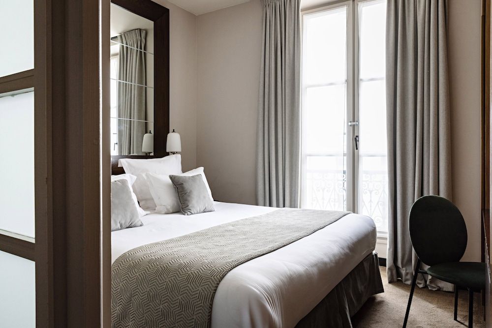 Holiday Inn Paris Palais de l'Elysée by IHG Standard Room, 1 King Bed 11