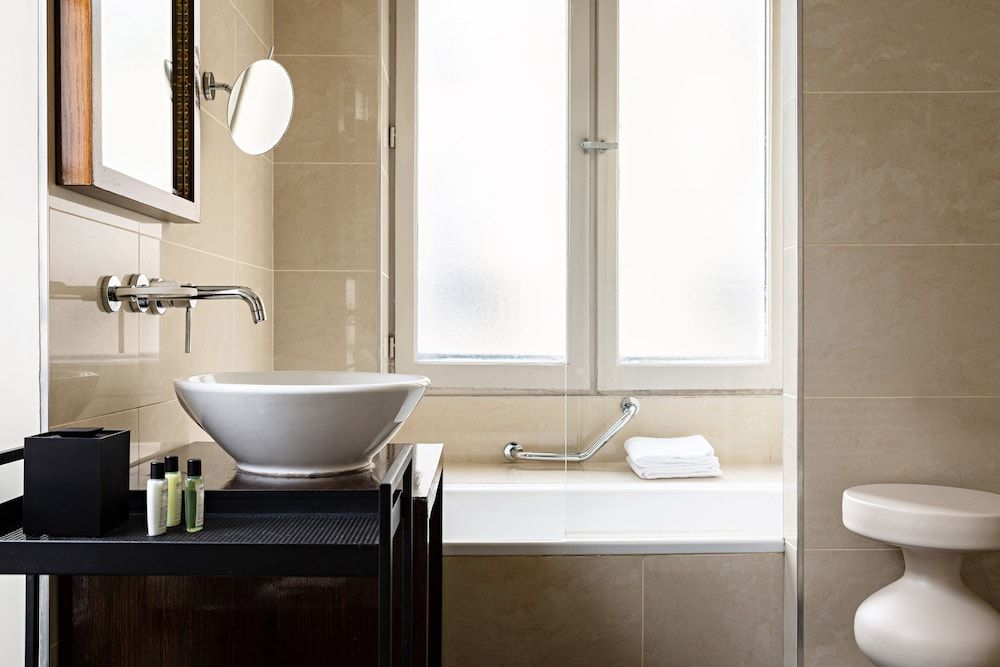 Holiday Inn Paris Palais de l'Elysée by IHG Standard Room, 1 King Bed 17