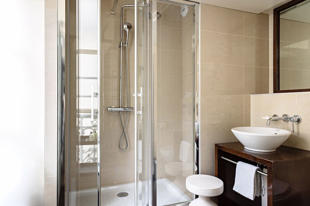 Holiday Inn Paris Palais de l'Elysée by IHG Standard Room, 1 King Bed 15