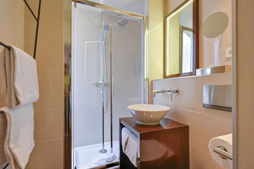 Holiday Inn Paris Palais de l'Elysée by IHG Standard Room 5