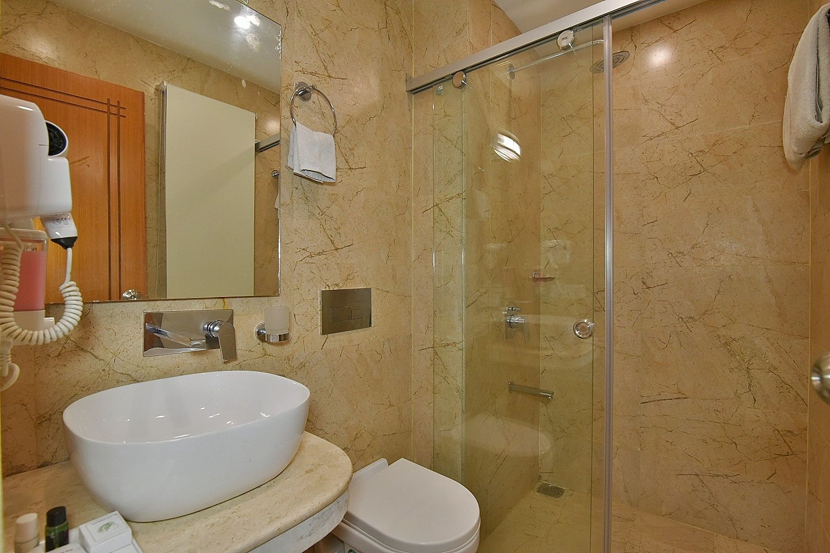 DLS Highland Resort and Spa Deluxe Room 11