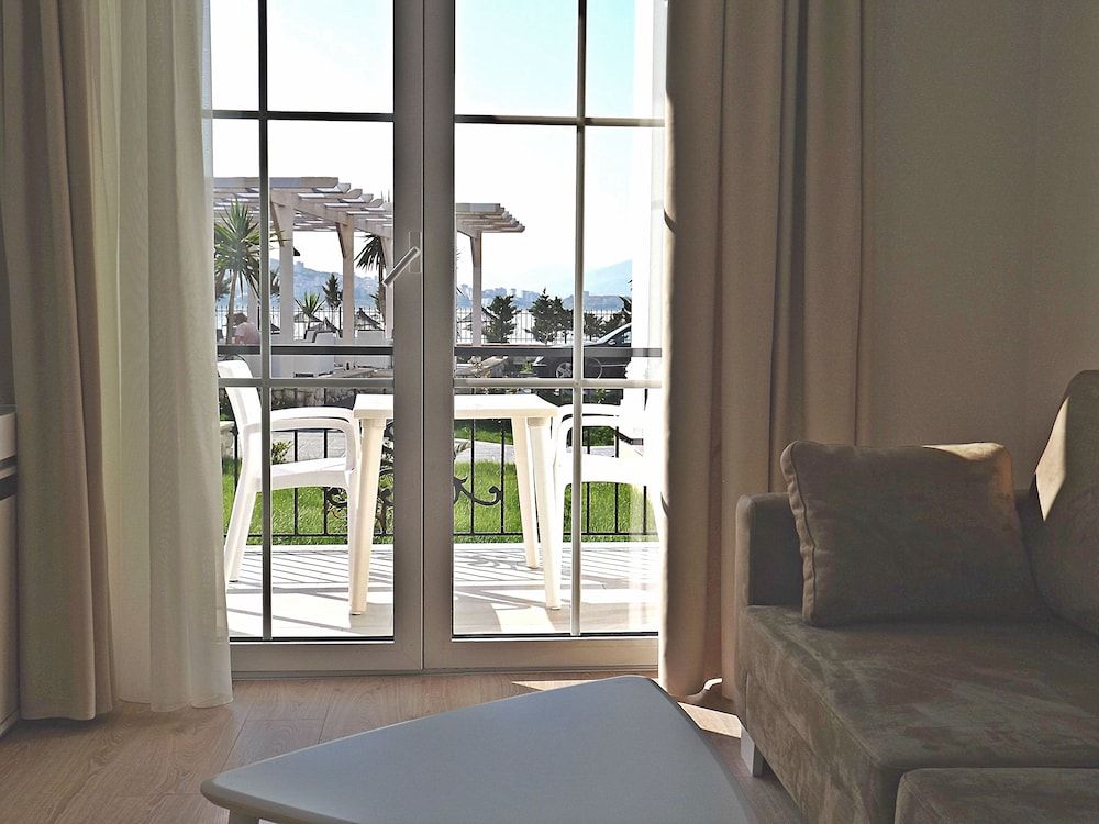 Vila Kalcuni Superior Suite, Sea View 8