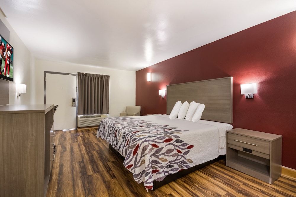 Red Roof Inn Crestview Deluxe Room, 1 King Bed, Non Smoking 3