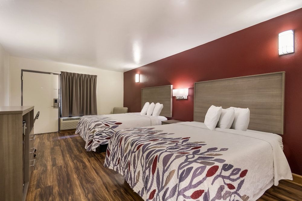 Red Roof Inn Crestview Deluxe Room, 2 Queen Beds, Accessible, Non Smoking 3