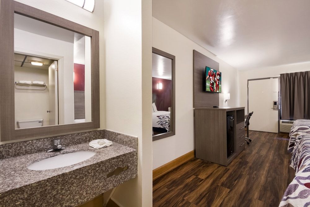 Red Roof Inn Crestview Deluxe Room, 2 Queen Beds, Accessible, Non Smoking 6