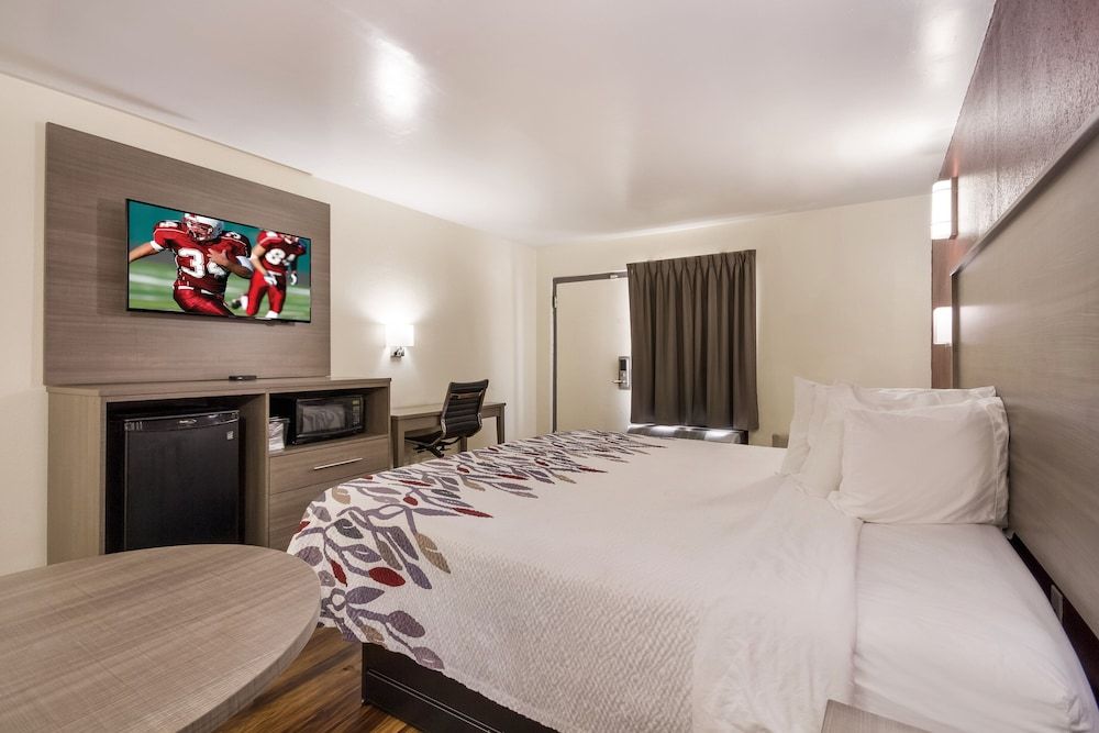 Red Roof Inn Crestview Deluxe Room, 1 King Bed, Non Smoking