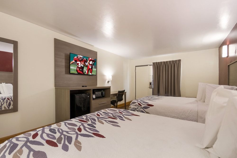 Red Roof Inn Crestview Deluxe Room, 2 Queen Beds, Accessible, Non Smoking 4