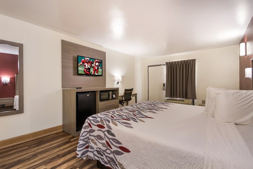 Red Roof Inn Crestview Deluxe Room, 1 King Bed, Non Smoking 2