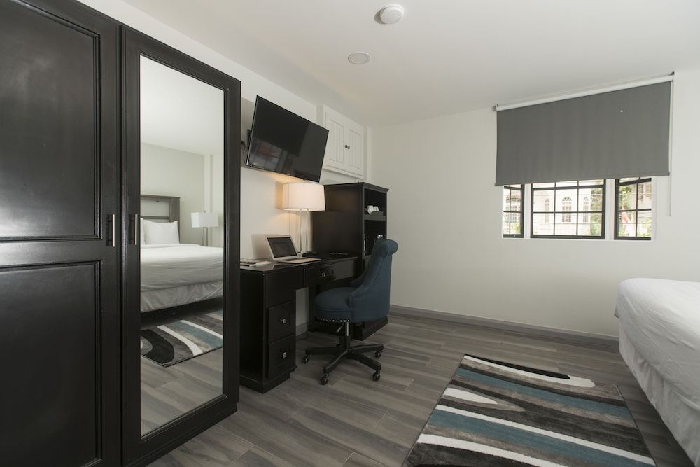 King's Hotel & Residences Standard Room, 1 King Bed 5