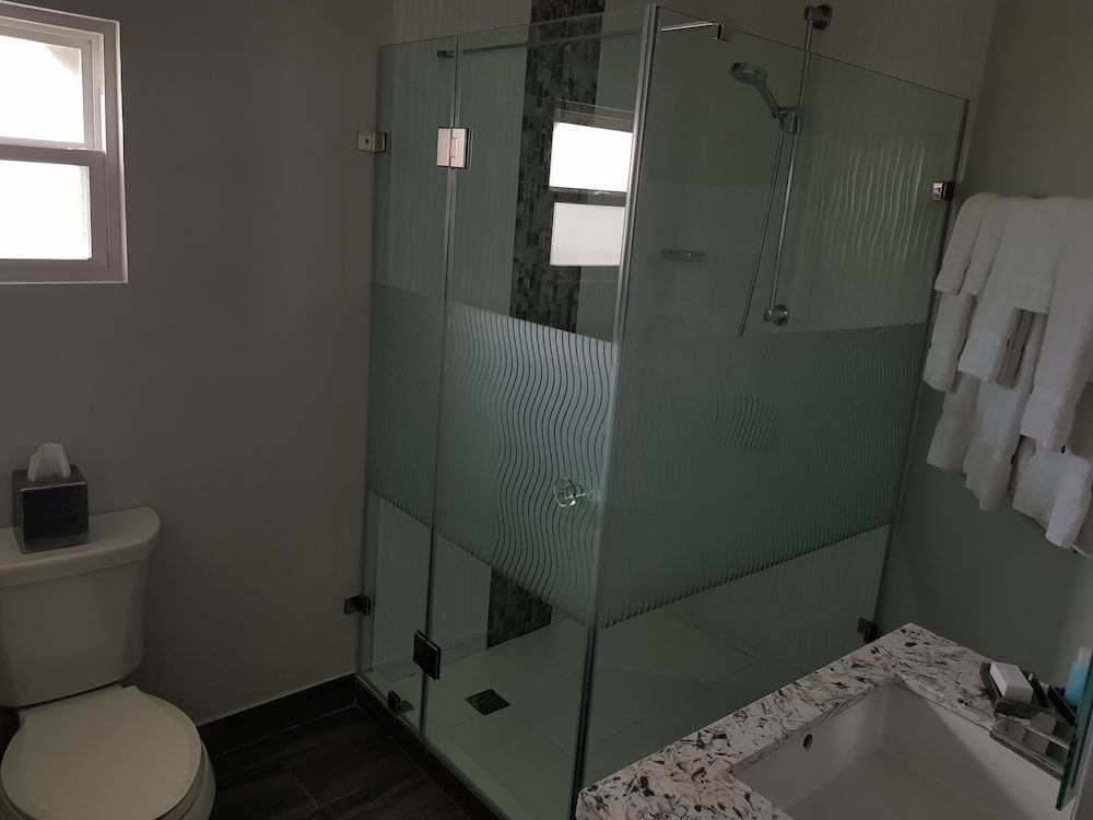 King's Hotel & Residences Comfort Twin Room, 2 Double Beds 6