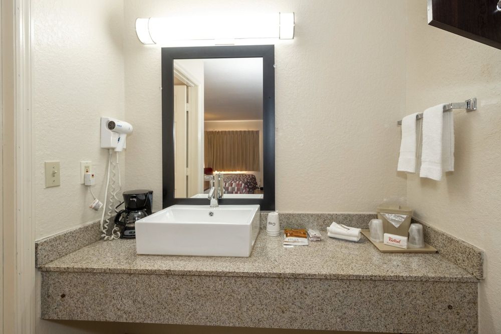 Red Roof Inn Ft Pierce Deluxe Room, 1 King Bed, Smoking 6