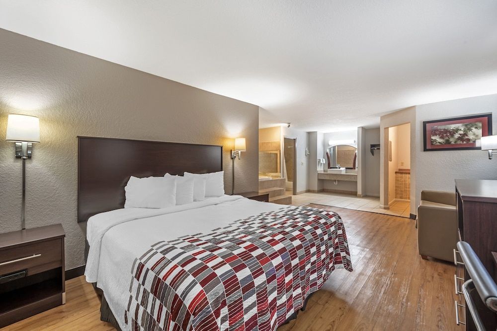 Red Roof Inn Ft Pierce Suite, 1 King Bed, Smoking, Jetted Tub 3