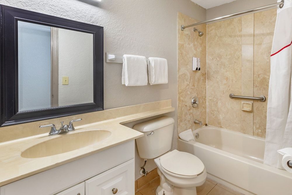 Red Roof Inn Ft Pierce Deluxe Room, 1 King Bed, Smoking 9