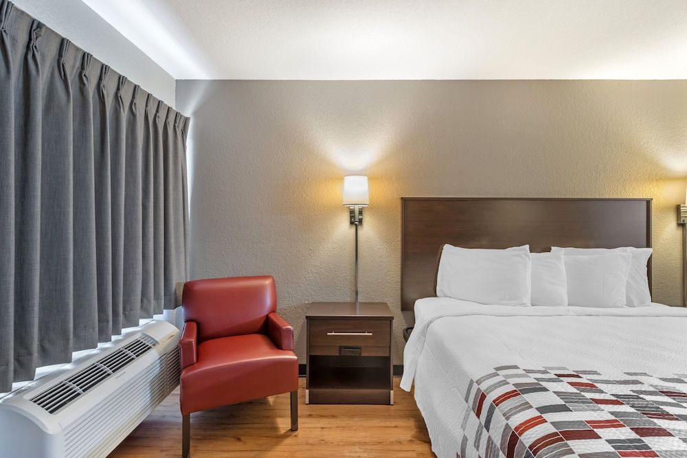 Red Roof Inn Ft Pierce Superior Room, 1 King Bed, Non Smoking 3