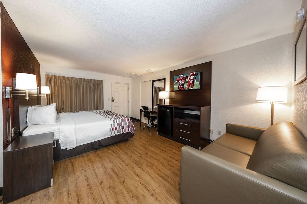 Red Roof Inn Ft Pierce Suite, 1 King Bed, Smoking, Jetted Tub 2