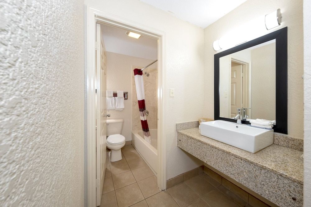 Red Roof Inn Ft Pierce Deluxe Room, 1 King Bed, Smoking 5