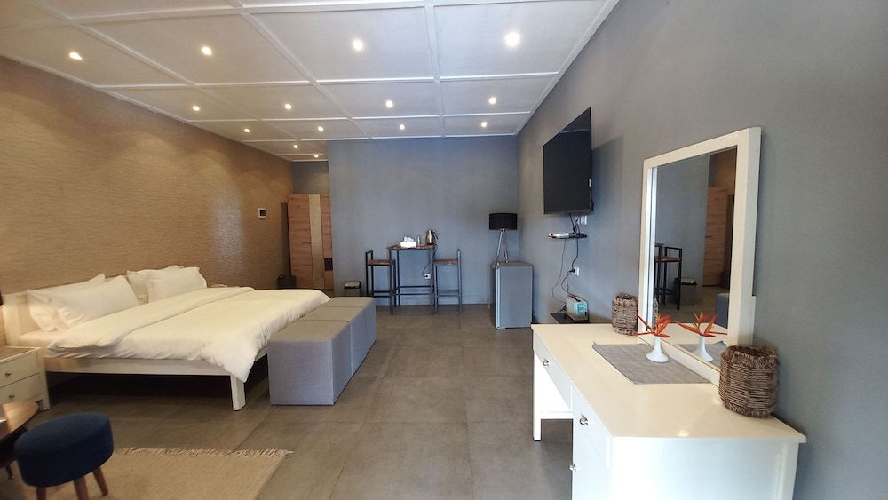 Tropicana Beach and Resort Deluxe Double Room, 1 King Bed, Pool View 2