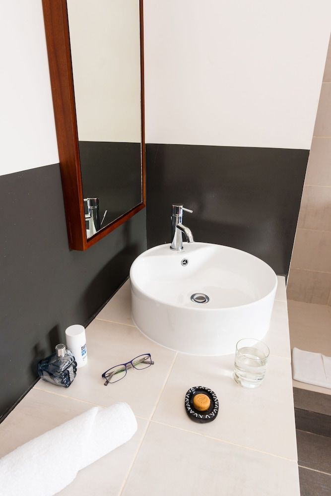 Onomo Hotel Lome Room, 1 Queen Bed 4