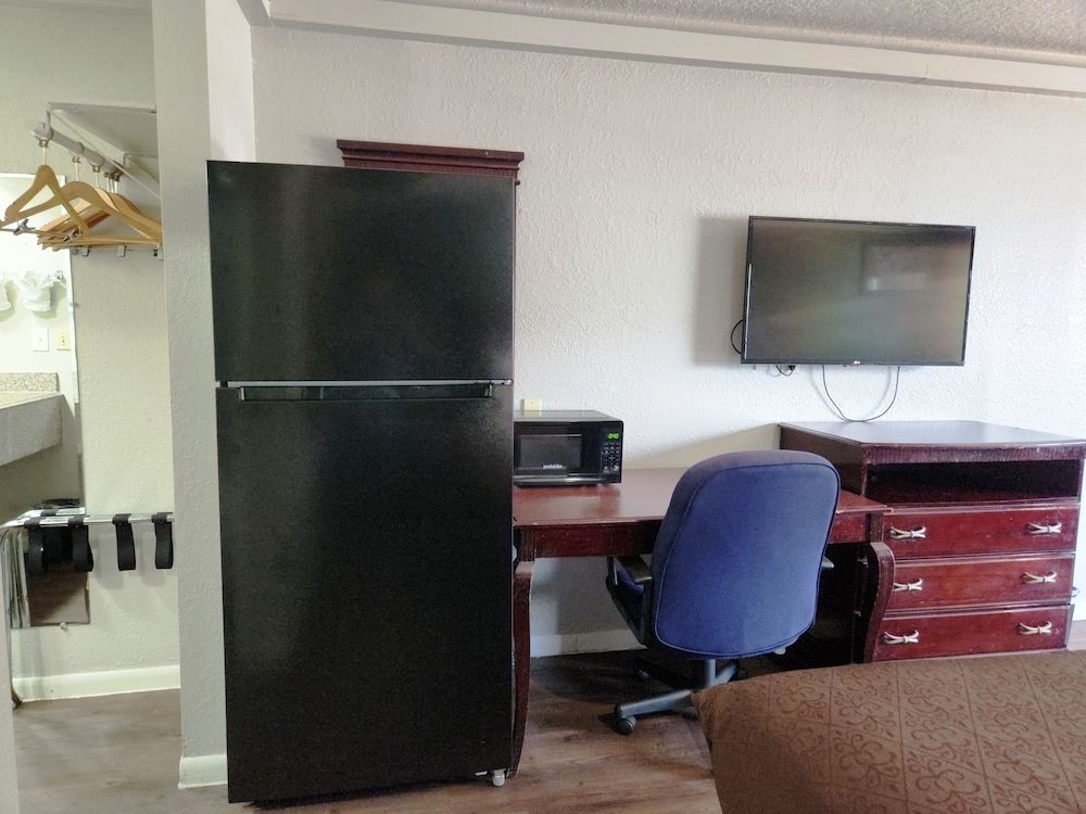 Express Inn Hobby Deluxe Room, 1 King Bed, Non Smoking, Refrigerator & Microwave 9