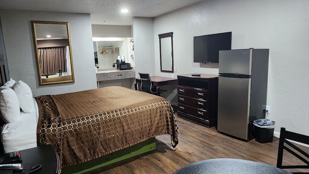 Express Inn Hobby Deluxe Room, 1 King Bed, Non Smoking, Refrigerator & Microwave 10
