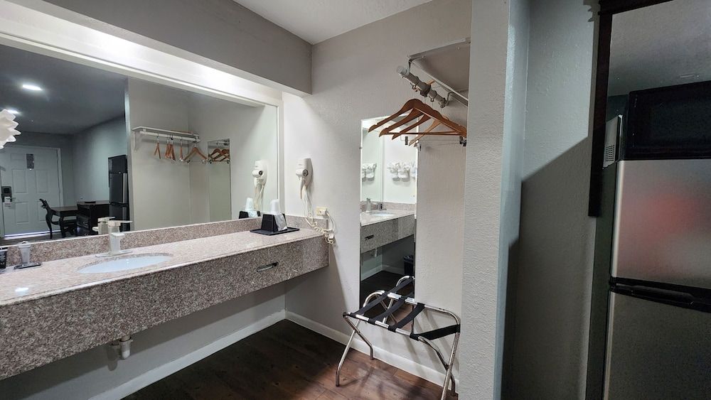 Express Inn Hobby Deluxe Room, 1 King Bed, Non Smoking, Refrigerator & Microwave 5