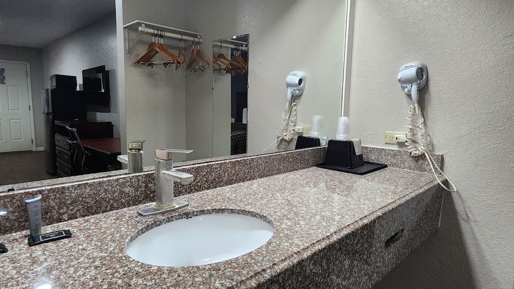 Express Inn Hobby Deluxe Room, 1 King Bed, Non Smoking, Refrigerator & Microwave 8