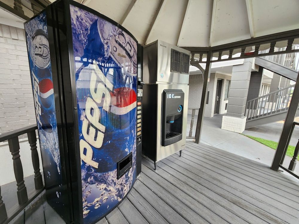 undefined Express Inn Hobby 8